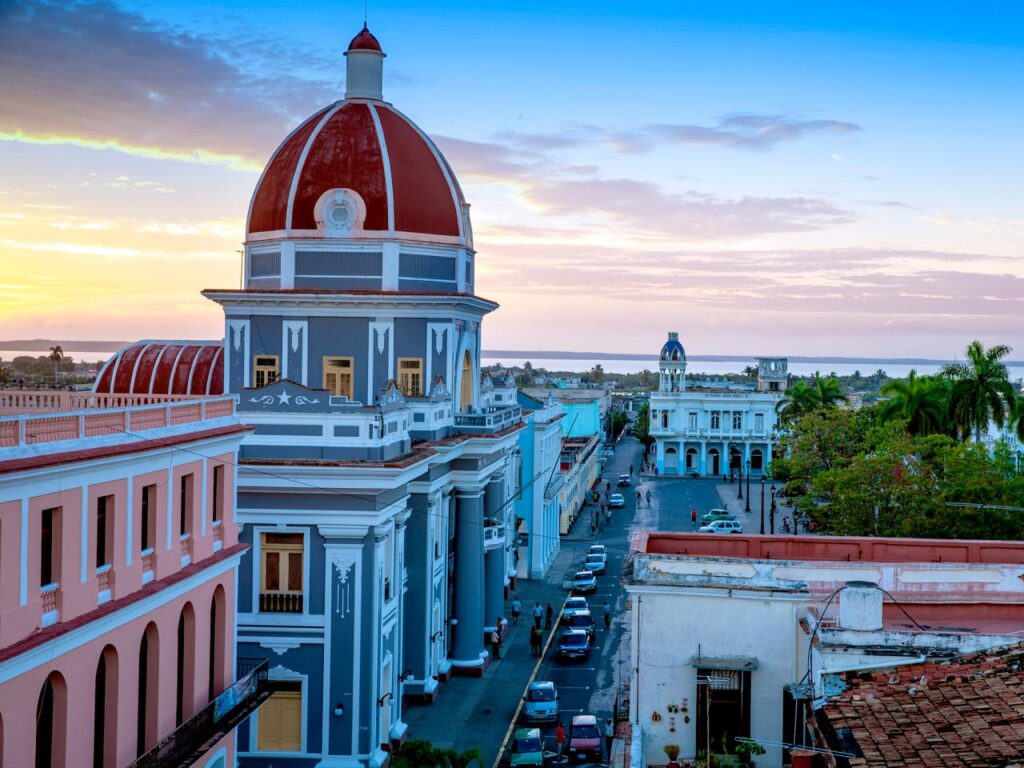 Cuba ofrece vacunar contra Covid a todos los turistas que visiten la isla