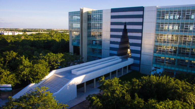 En la UQRoo Cancun: educando futuros profesionales para impulsar el